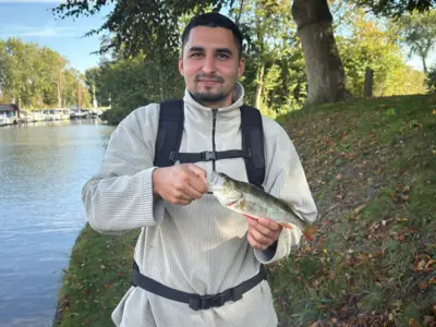 Alessandro Spilotros mit Barsch am Kanal