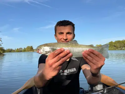 Marcel Schulz mit Regenbogenforelle vom Boot