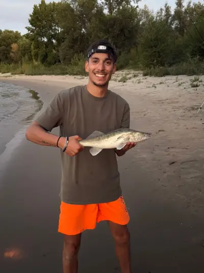 Valentino Spilotros mit gefangenem Zander am Ufer